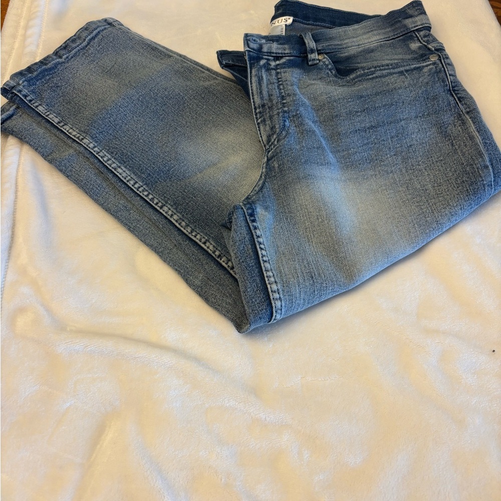 VENUS Blue Ankle Cropped Jeans with Medium Wash